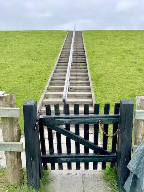 Deichaufgang mit Tor zum Strand am Leuchtturm auf Pellworm