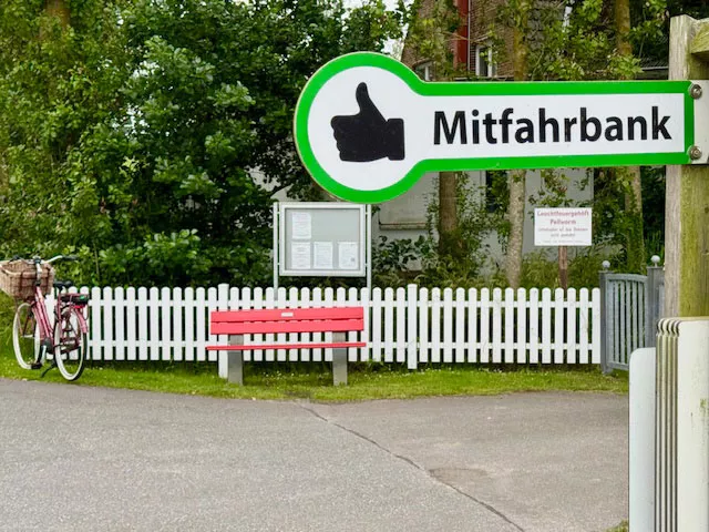 Mitfahrer-Bank am Leuchtturm auf Pellworm