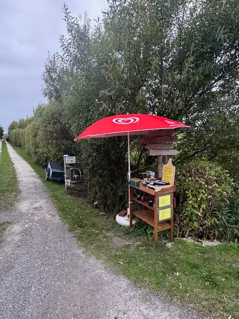 Verkaufsstand auf Pellworm mit Marmelade und regionalen Produkten