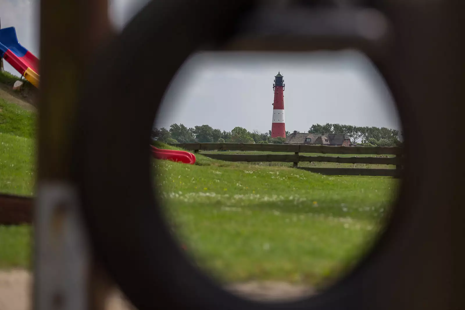 Spielzeug auf dem Abenteuerspielplatz von Pellworm mit Blick auf den Leuchtturm