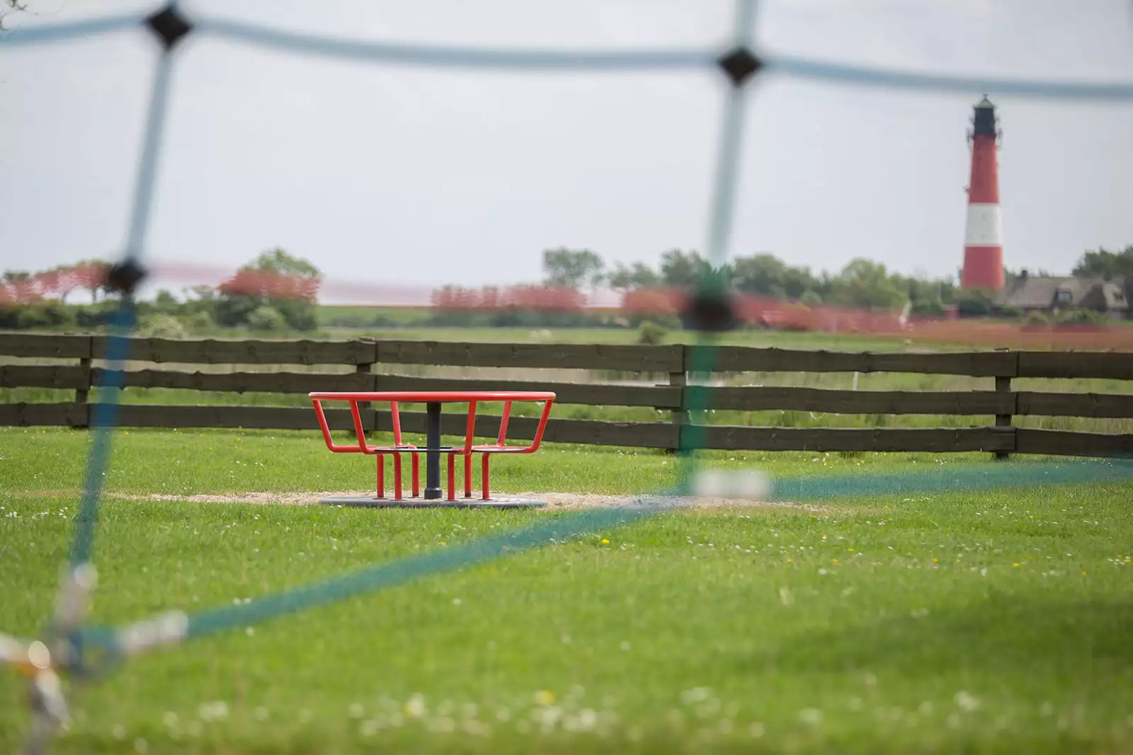Kletternetz und Wippe auf dem Abenteuerspielplatz der Insel Pellworm