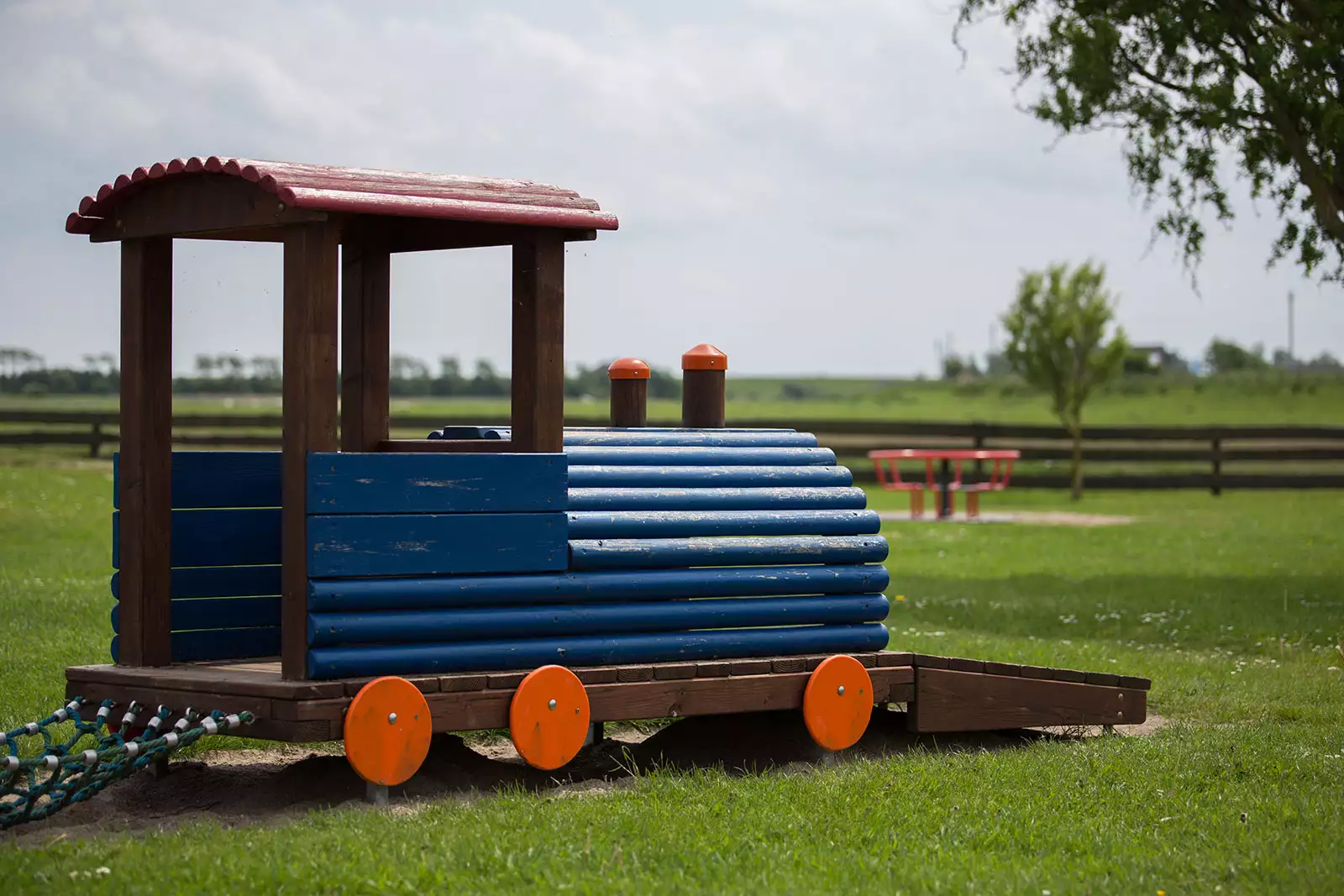 Holzlokomotive als Spielattraktion für Kinder am Kaydeich auf Pellworm