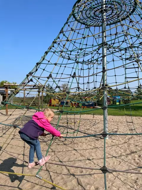 Kind beim Klettern auf dem Abenteuerspielplatz auf Pellworm – Spiel, Bewegung und Spaß für Kinder