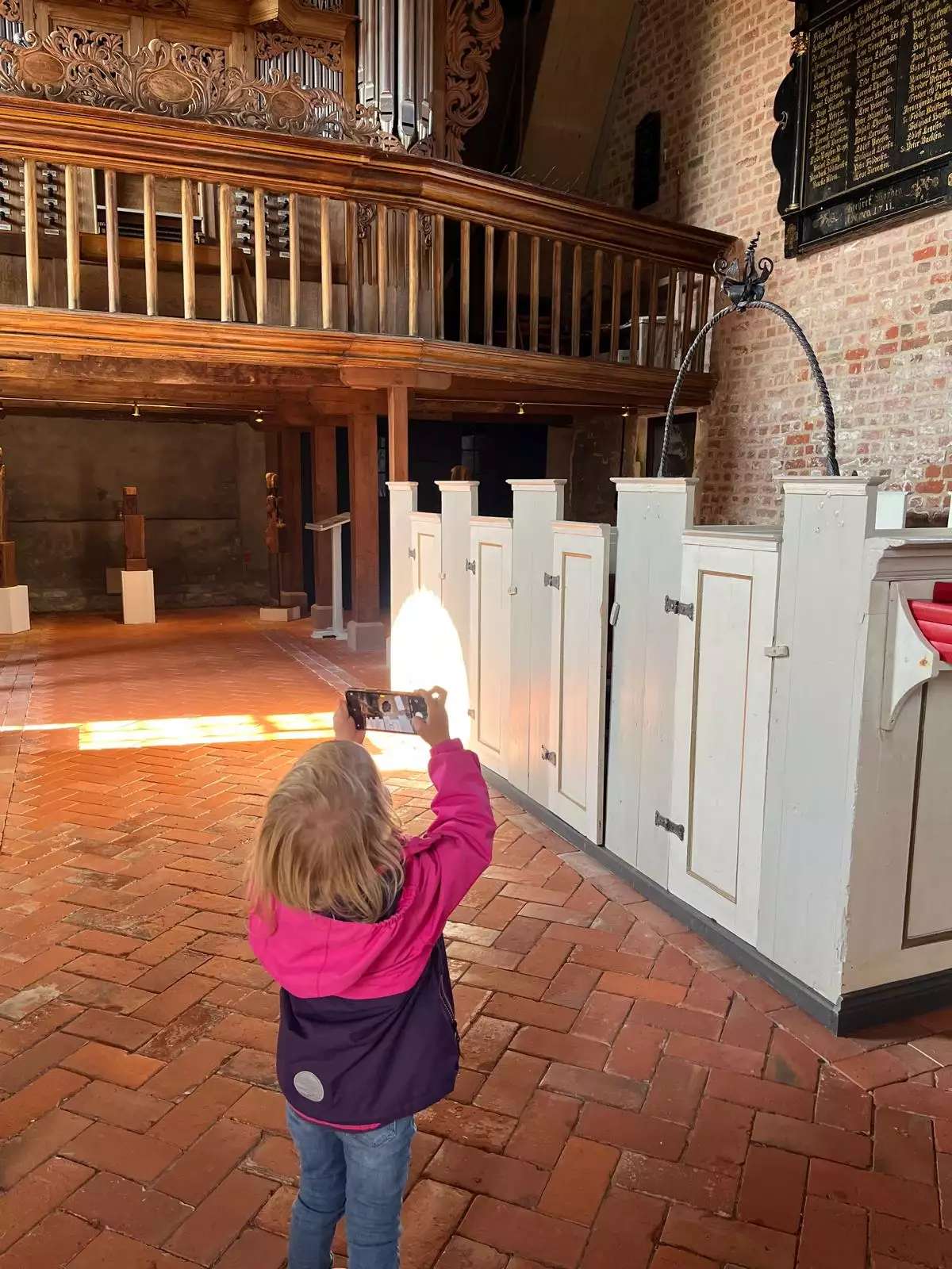 Kind fotografiert die alte Kirche von Pellworm – Kultur entdecken im Familienurlaub