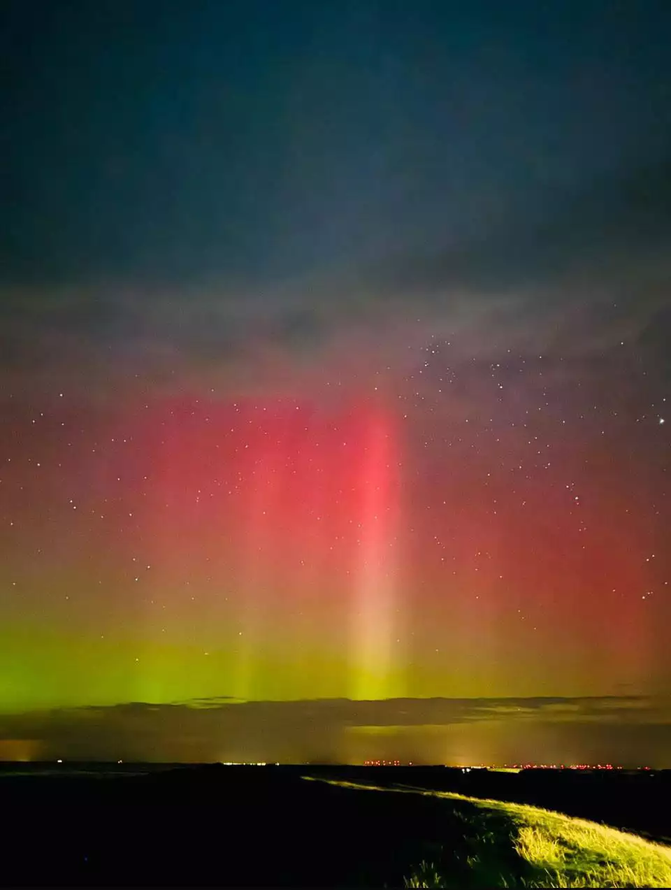 Polarlichter am Horizont, vom Deich aus beobachtet