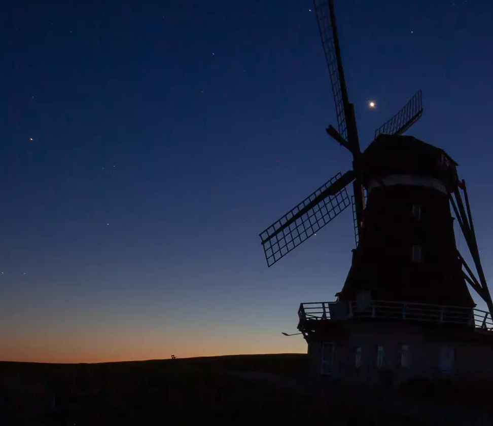 Sternenhimmel auf der Sterneninsel Pellworm am Deich bei der Nordermühle