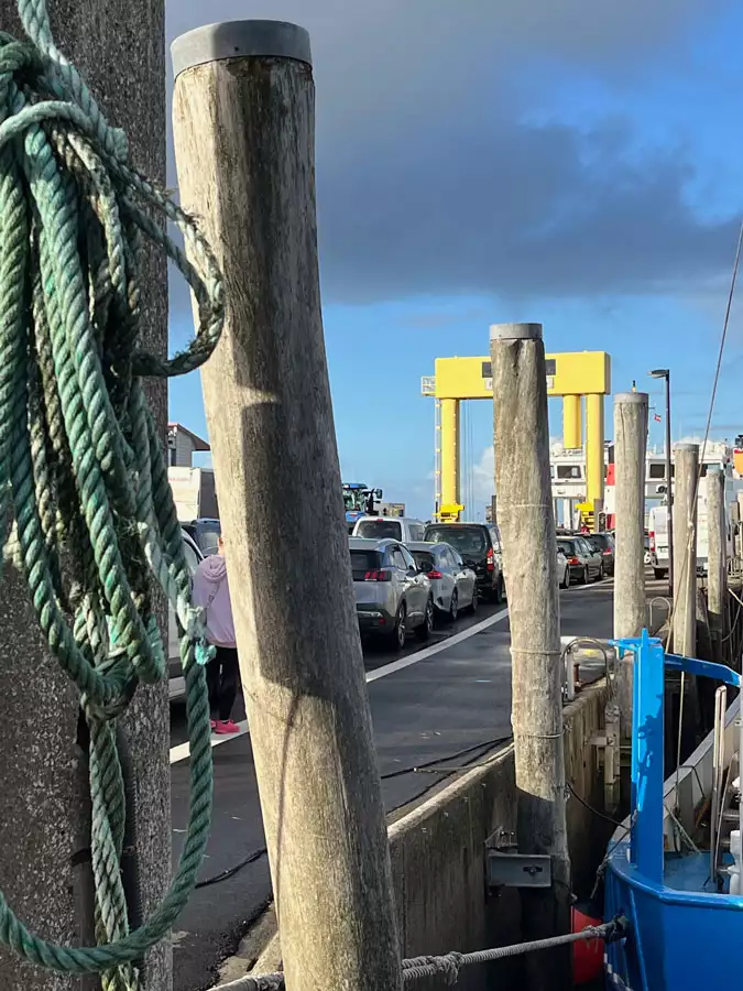 Fährhafen Strucklahnungshörn Nordstrand: wartende Autos auf Fährüberfahrt