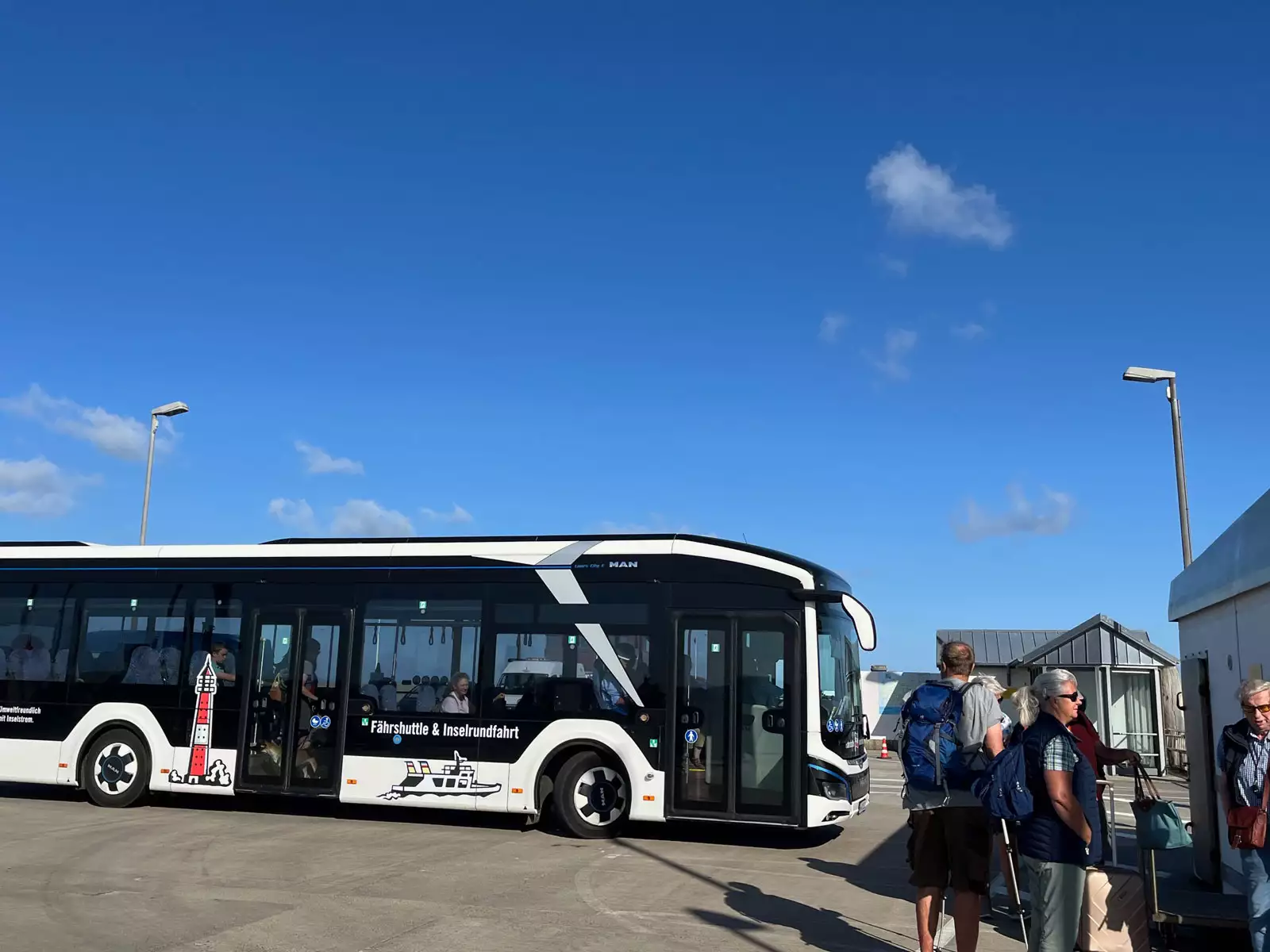 Bus trifft ein: kostenfreier Bustransfer vom Fähranleger bis ins Zentrum