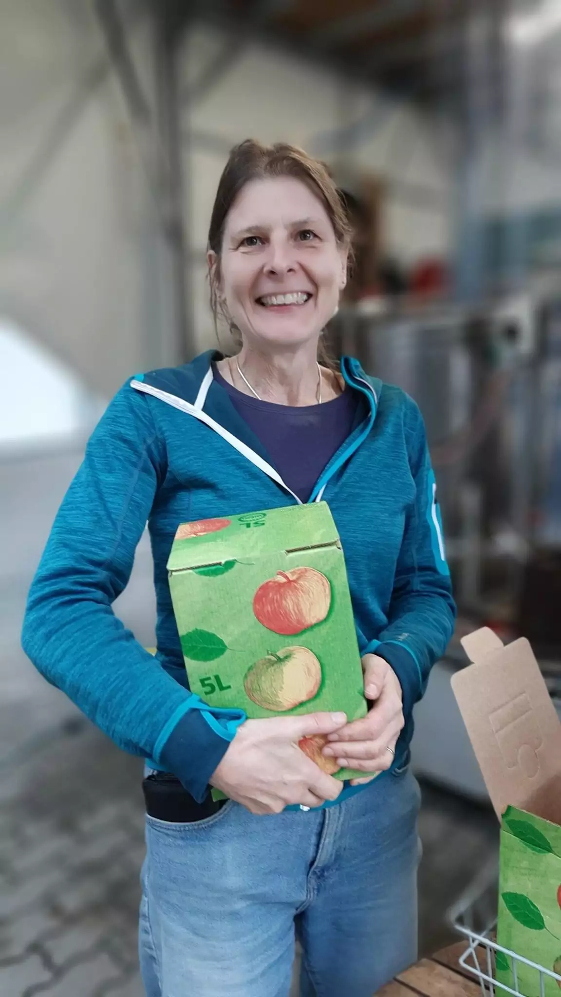 Gastgeberin Lissi mit ihrem ersten selbst gepressten Apfelsaft aus dem Garten auf Pellworm