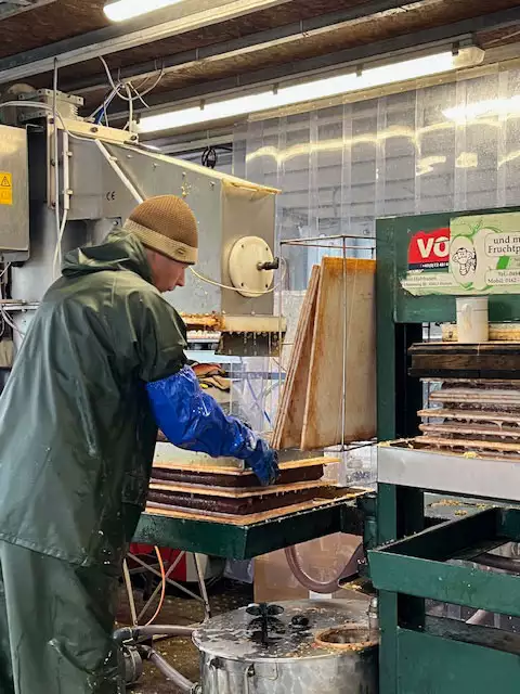 Mobile Apfelpresse im Einsatz auf Pellworm beim Pressen der eigenen Apfelernte