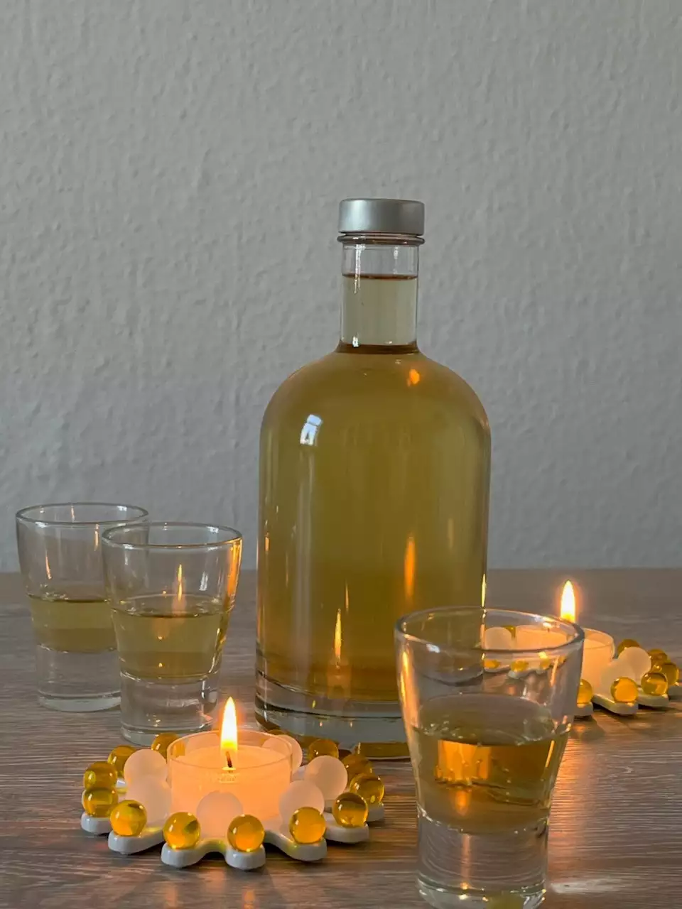 Fertiger Quittenlikör aus eigener Herstellung mit Gläsern zum Probieren auf Pellworm