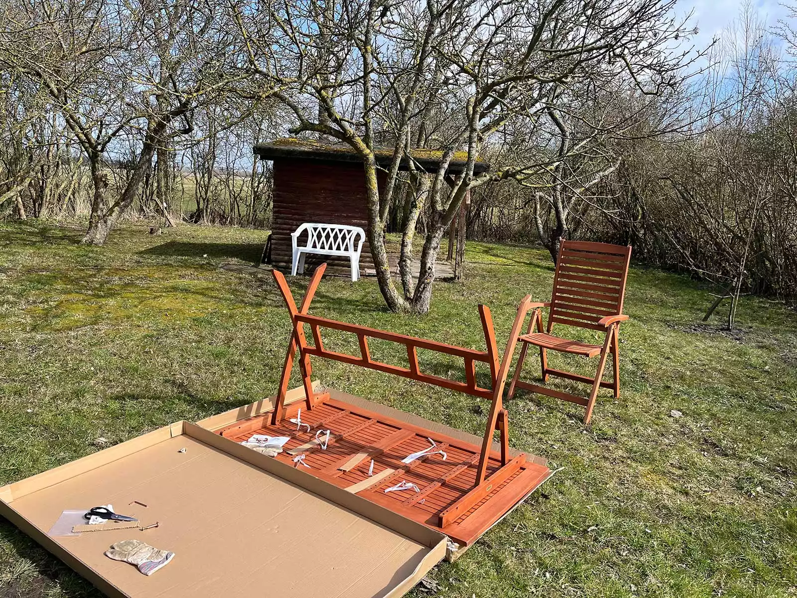 Ankommen auf Pellworm – Sonne, Bank und ein ruhiger Moment.
