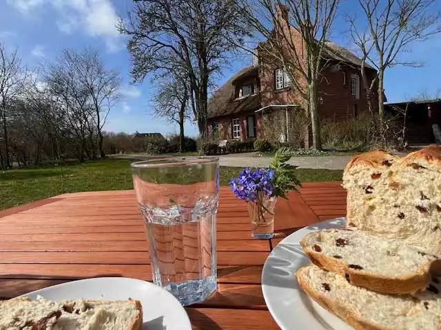 Die Saison beginnt – Gartenmöbel werden aufgebaut.