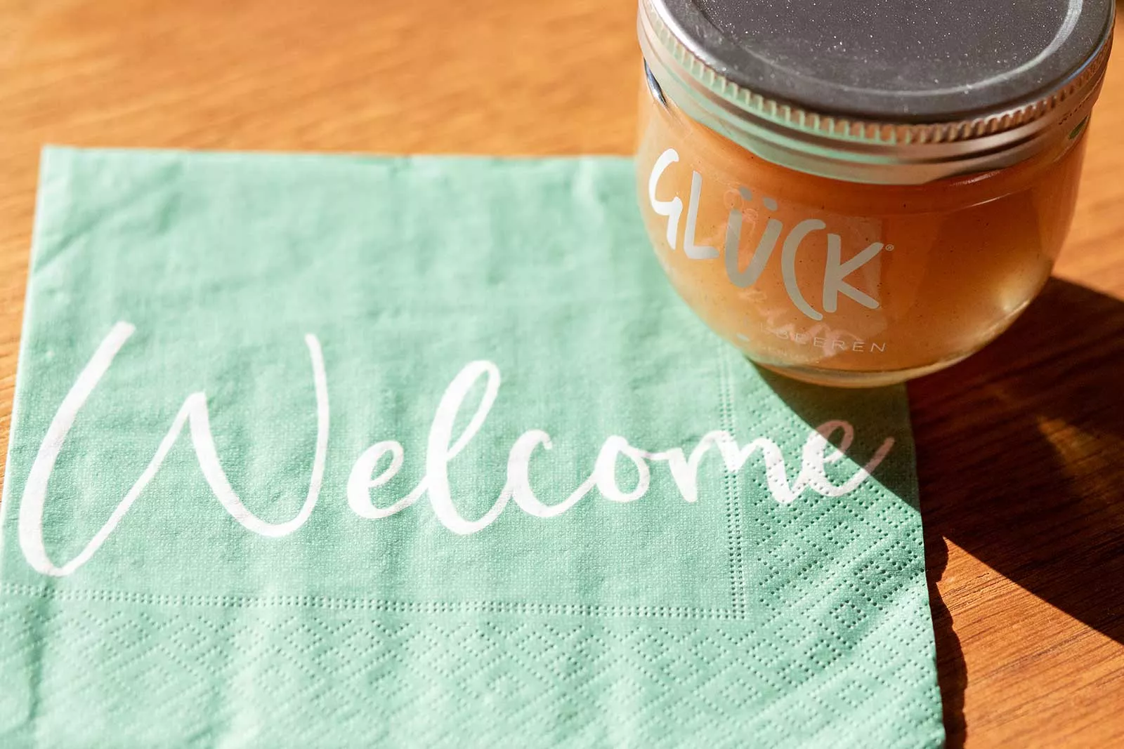 Willkommensgruß im Ferienhaus Deichschlösschen Pellworm mit Serviette und Marmeladeglas Glück