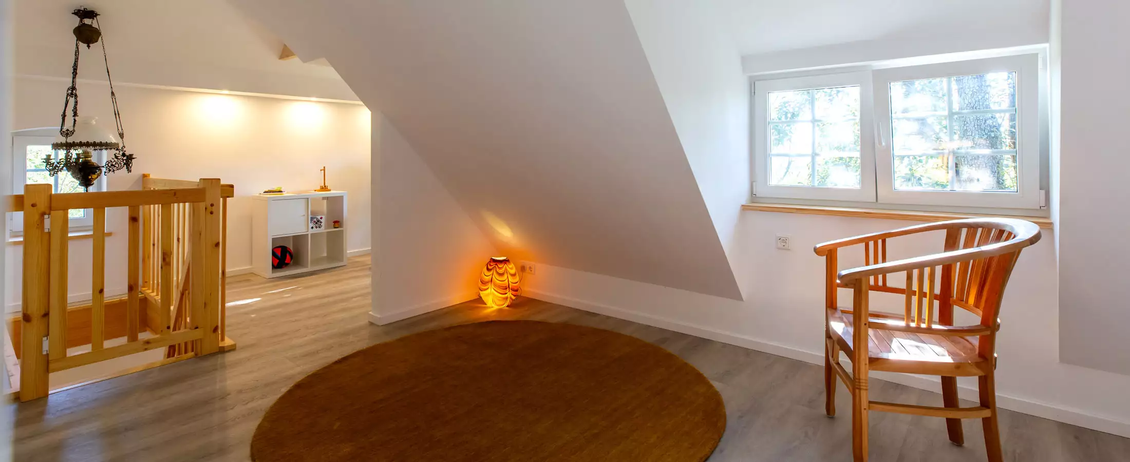 Lichtdurchflutete Leseecke im Dachgeschoss des Deichschlösschens mit Treppe und abschließbarem Türchen