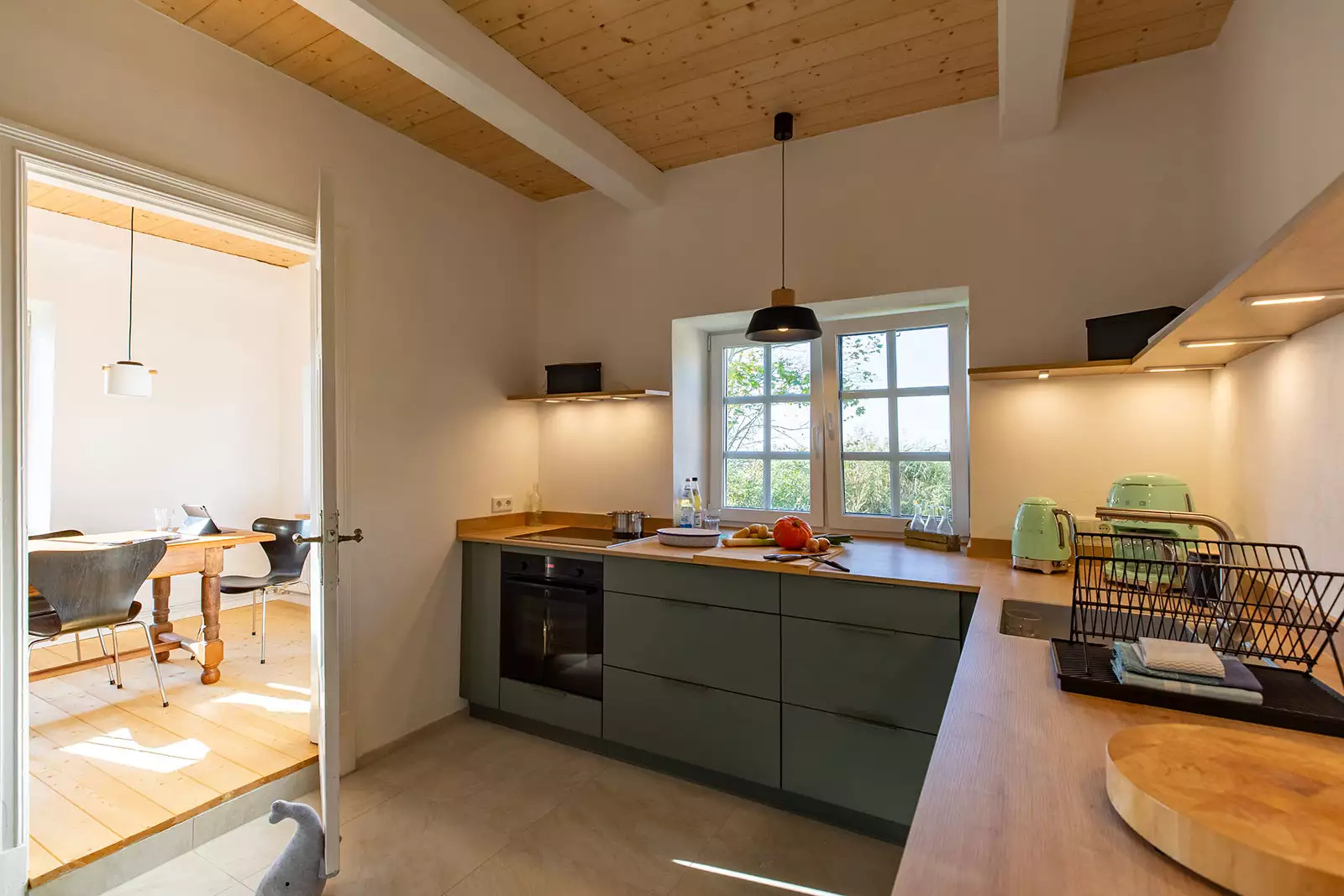 Küche im Ferienhaus Deichschlösschen mit Einbauküche und Fensterblick ins Grüne