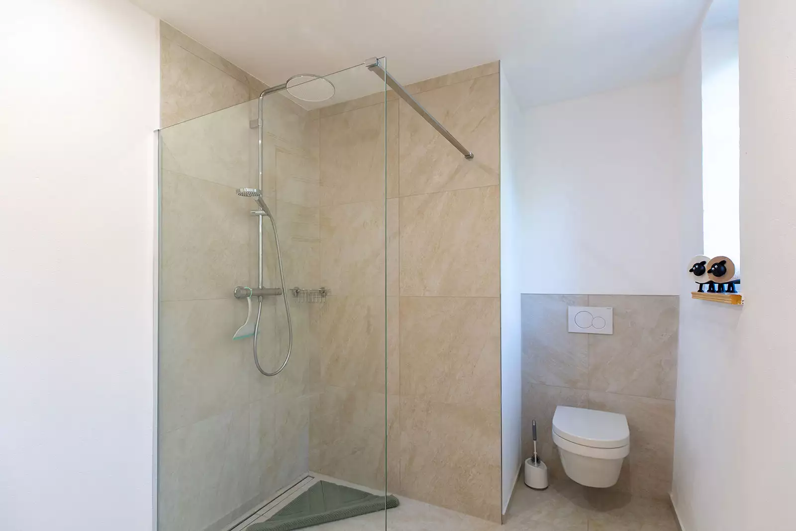 Badezimmer im Ferienhaus Deichschlösschen mit WC und Waschbecken