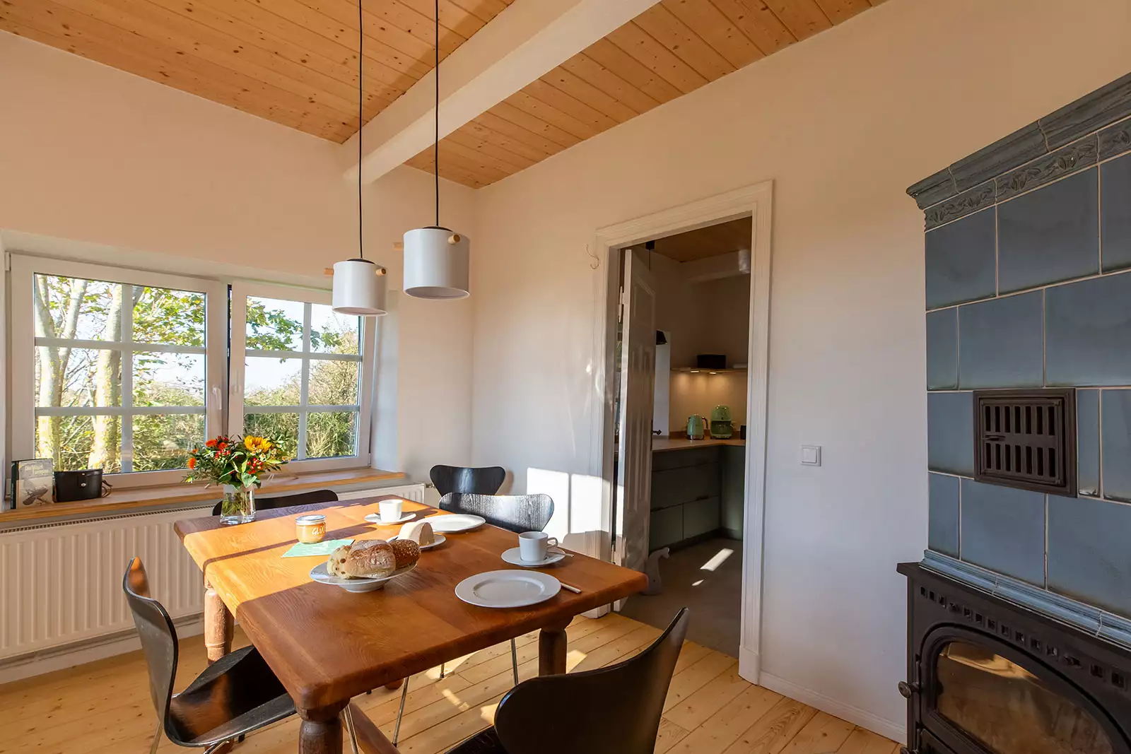 Esszimmer im Deichschlösschen mit gedecktem Frühstückstisch für zwei Personen