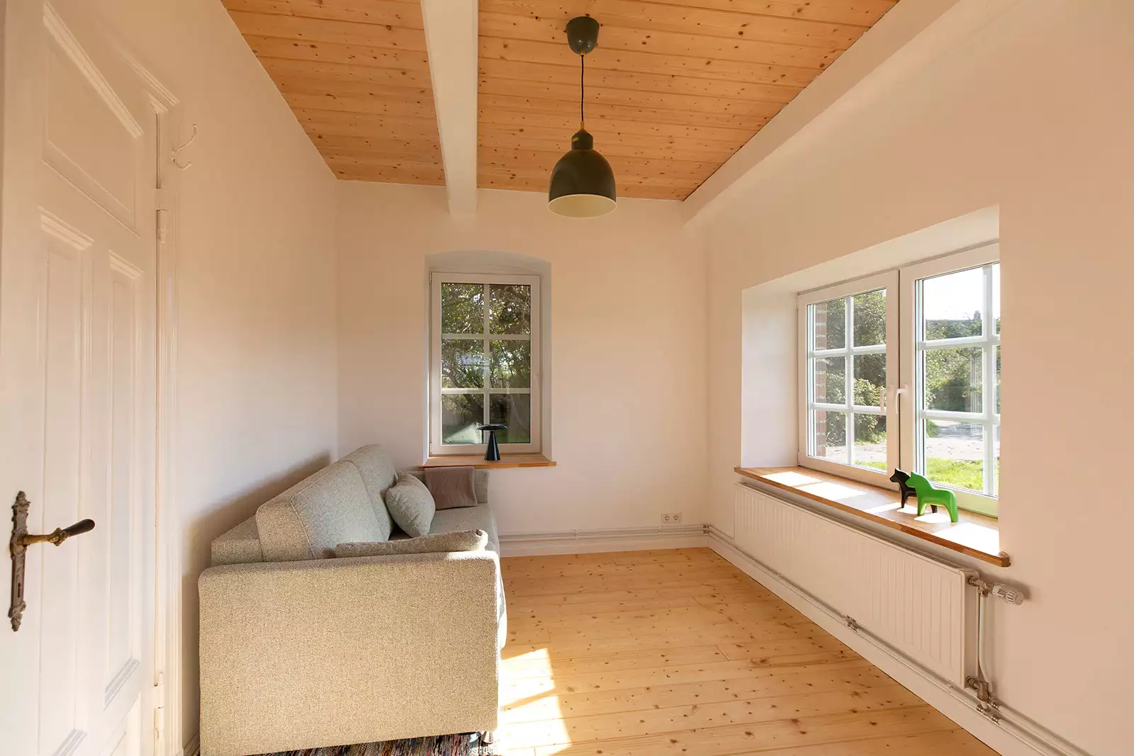 Lichtdurchflutetes Lesezimmer im Ferienhaus Deichschlösschen mit Blick ins Grüne