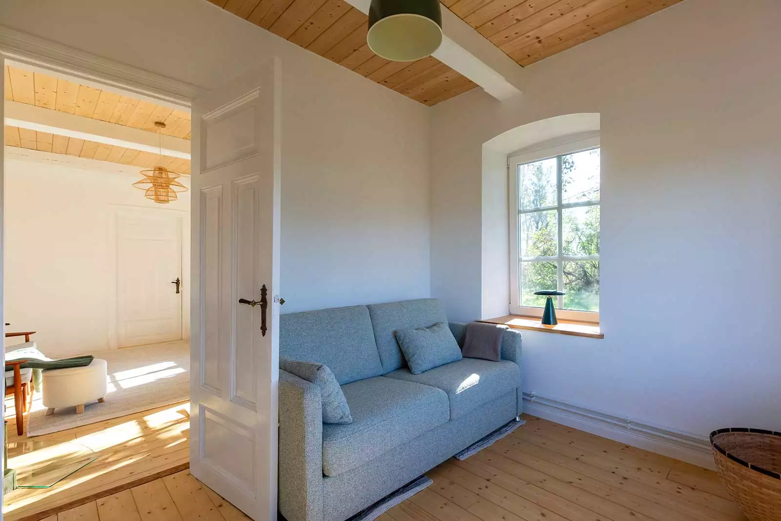 Lesezimmer im Ferienhaus Deichschlösschen mit Schlafsofa und gemütlicher Einrichtung