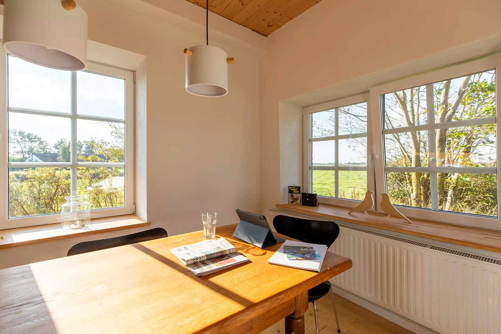 Esszimmer im Ferienhaus Deichschlösschen mit Tisch, Stühlen und Arbeitsplatz