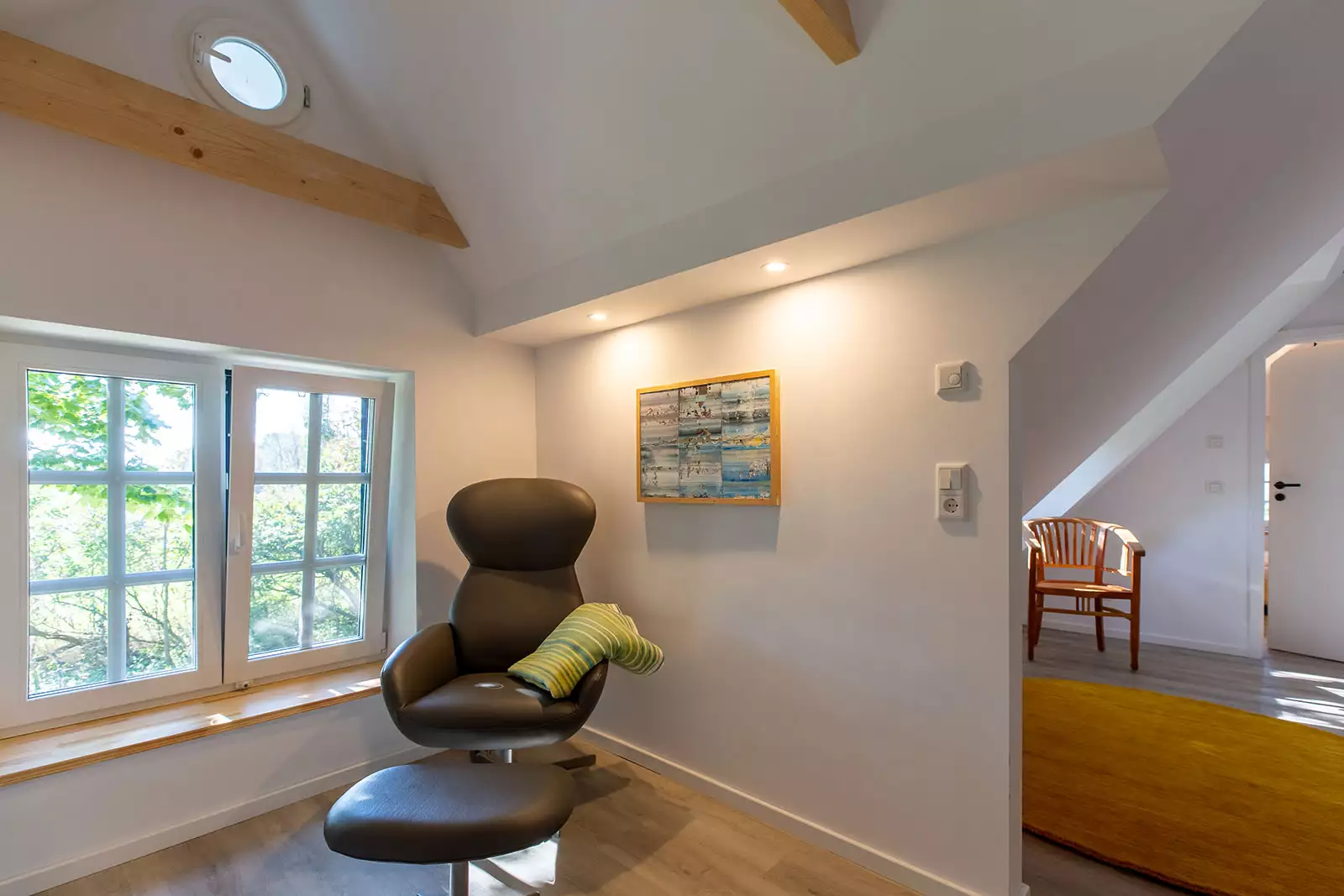 Leseecke im Dachgeschoss des Deichschlösschens mit Blick ins Schlafzimmer