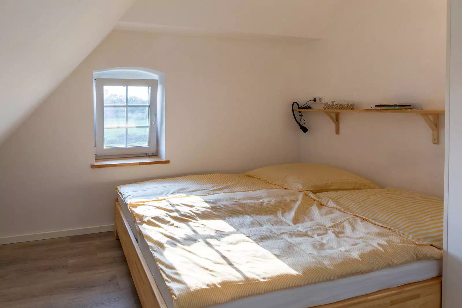 Schlafzimmer Südwest im Ferienhaus Deichschlösschen mit Doppelbett