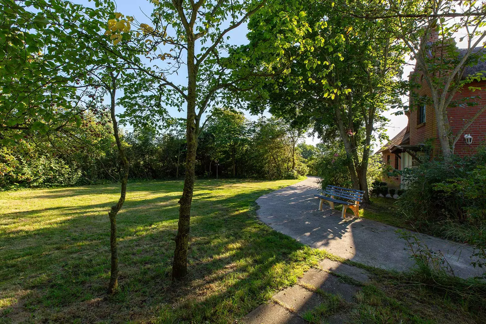 Garten des Deichschlösschens mit Blick auf den Weg zum Haus