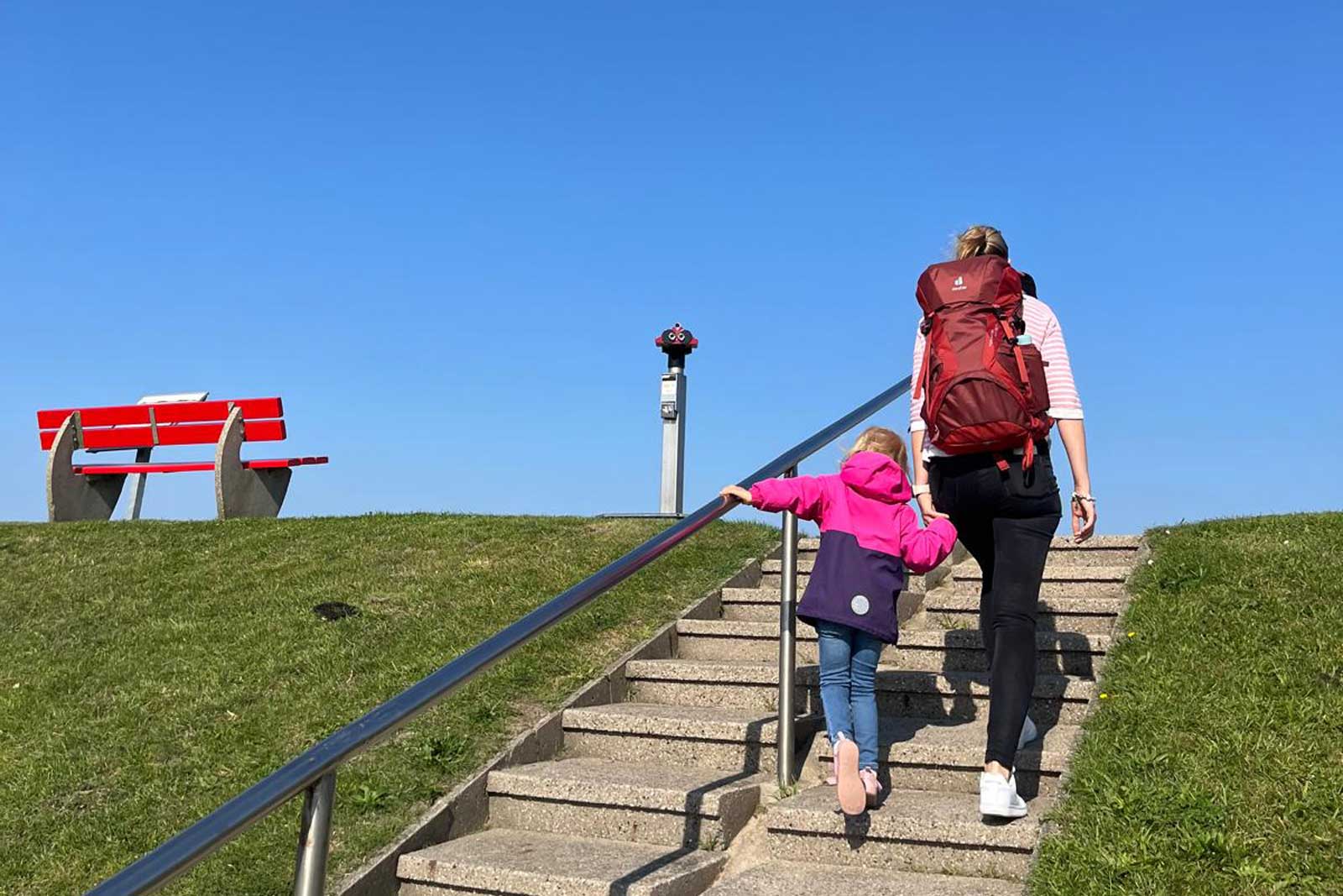Pellworm - grüne Insel mit Deichen und weitem Blick: Familie erklimmt die Treppe zum Deich sowie Strand